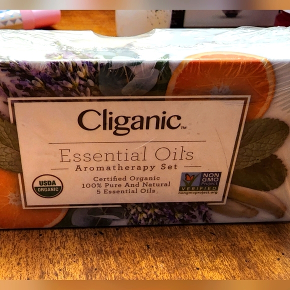 NWT Essential Oil Aromatherapy Set - Picture 1 of 2